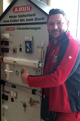 Schlüsseldienst Neukölln tellt Sicherheitstechnik im Ladengeschäft vor